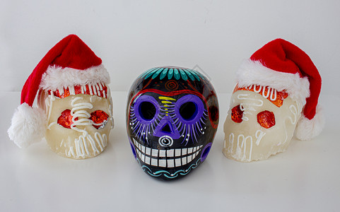 头骨帽子带圣诞老人帽子的白色传统墨西哥糖头骨 墨西哥圣诞节 éxico 混合文化背景
