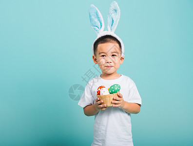 小男孩微笑 穿着兔子耳朵和白色T恤 全套 乐趣 婴儿背景图片