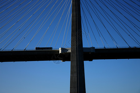 在葡萄牙里斯本的一条河流上架桥 蓝天 塔古斯 建筑学背景图片