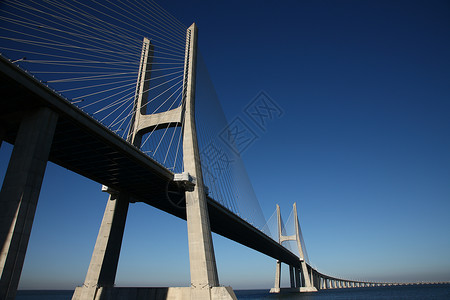 在葡萄牙里斯本的一条河流上架桥 欧洲 交通 塔古斯背景图片