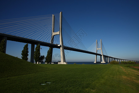 在葡萄牙里斯本的一条河流上架桥 金属 建筑学背景图片