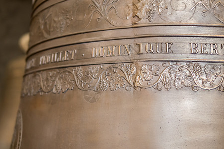 青啤博物馆法国圣马洛大教堂新青铜铃的圣马洛捐赠者名字背景