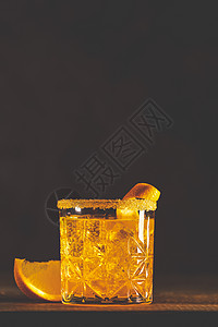 酒加杜松子酒 坎帕里 Kampari 甜的背景图片