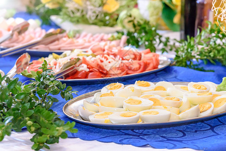 饭店的复活节早餐 自助餐 花朵 花 刀具 腌肉背景图片