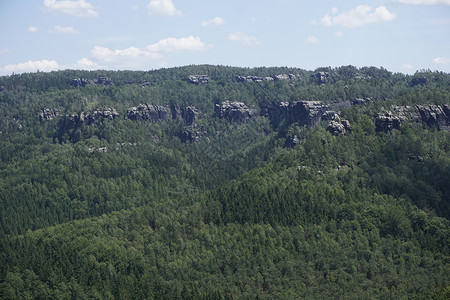 在施拉姆斯泰因地区砍伐森林的令人印象深刻的沙石岩石高清图片