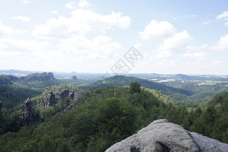 嘿嘿嘿从瑞士萨克森州Hohe Liebe山上的上背景