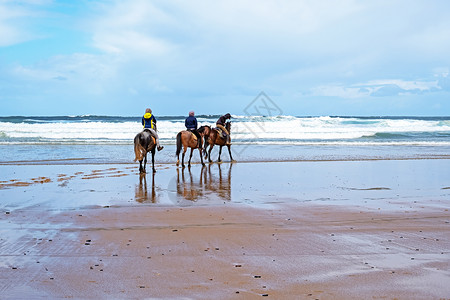 在葡萄牙阿尔加夫的卡拉帕泰拉海滩骑马 海岸线高清图片