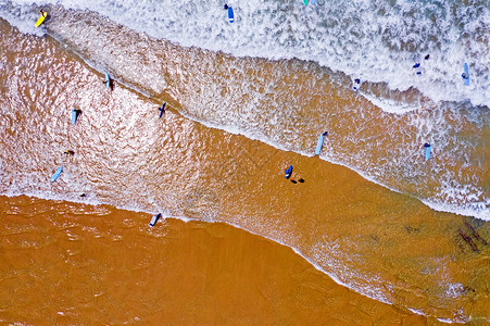 冲浪者在亚特兰地 atlantic oc 学习冲浪者的课时 旅行 海滨背景