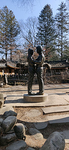 南韩纳米岛的温冬索纳塔爱雕像高清图片