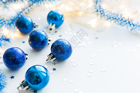 圣诞节和新年背景 蓝装饰球的 宇宙 灯泡 五彩纸屑背景图片
