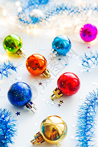 圣诞节和新年背景 有彩色装饰球 金的 五彩纸屑 绿色的背景图片