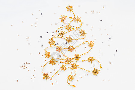 圣诞树由金雪花加银星的金雪花园制成 五彩纸屑 假期背景图片