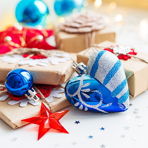 圣诞节和新年背景 带礼物和装饰品 盒子 冬天背景图片