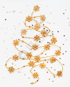 圣诞树由金雪花加银星的金雪花园制成 平躺 新年背景图片