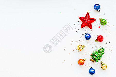 与装饰品的圣诞节背景 新年象征-枞树 闪亮的彩球 星星和五彩纸屑 平躺 顶视图 放置文本背景图片