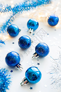 圣诞节和新年背景 圣诞树有蓝色装饰球 笑声 蓝色的 庆典背景图片