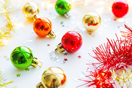 圣诞节和新年背景 圣诞树配有多彩的装饰球 金的 绿色的背景图片