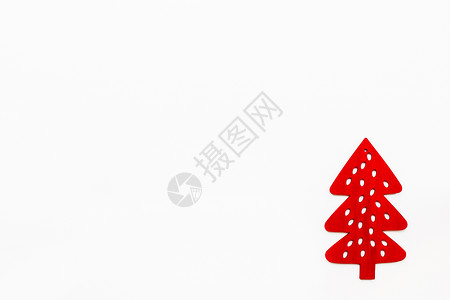 红风树木 圣诞和新年装饰品 平放在白色背景上 最上面的视图中 文本的位置背景图片