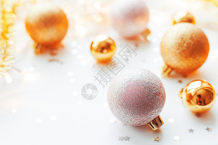 圣诞节和新年背景 圣诞树配有金色装饰球 灯泡和彩蛋 放文字位置 玩具 火花背景图片