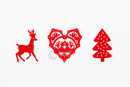 奔跑圣诞鹿与房子 奔跑的鹿 冷杉树剪影的木心 观赏红色圣诞和新年装饰 顶视图 平躺在白色背景上背景
