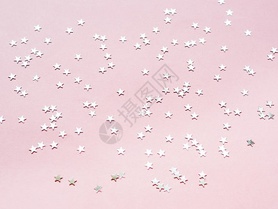假日背景与粉红色背景上的银色星星五彩纸屑 圣诞节和新年贺卡的好背景 平面布局视图 粉色的 魔法背景图片