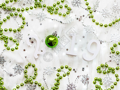 圣诞和新年背景 编号为2019 银绿装饰和灯泡等 白色的背景图片