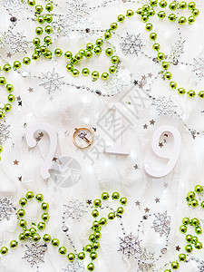 圣诞节和新年背景 编号为2019 绿色装饰 结婚戒指和灯泡 宝石 珠子背景图片