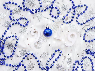 圣诞节和新年背景 编号为2019 银蓝装饰和灯泡等 火花 数字背景图片