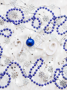 圣诞节和新年背景 编号为2019 银蓝装饰和灯泡等 假期 白色的背景图片
