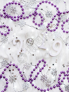 圣诞和新年背景 编号2019 戴钻石 紫罗兰装饰和灯泡的结婚戒指 宝石背景图片