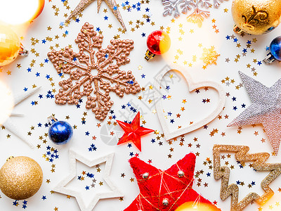 圣诞节和新年背景 装饰 闪亮的星星 球 雪花 灯泡和彩虹 庆典 假期背景图片