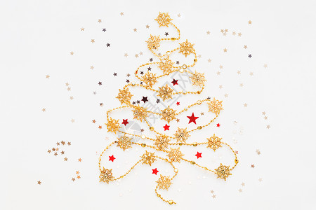 圣诞树由金雪花园和银星彩色面团制成 新年符号有文字位置 平躺着 顶层视图背景图片