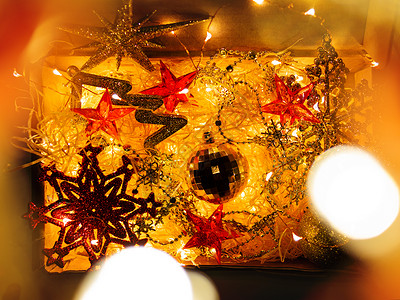 装有圣诞和新年装饰品及灯光的纸板盒 庆典 箱背景图片