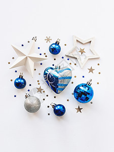 2020 年圣诞节和新年背景装饰 呈圆形 银色和蓝色的球 星星 五彩纸屑和心 火花背景图片