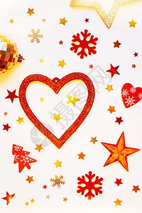 圣诞节和新年假期背景与装饰品和灯泡 红色和金色的心形 闪亮的球 毛毡雪花和星星五彩纸屑 平躺 顶视图 枞树 充满活力的背景图片