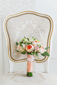 婚礼花束放在椅子上 新娘的传统象征性附属品 花朵和玫瑰的配饰 婚姻 柔和的背景