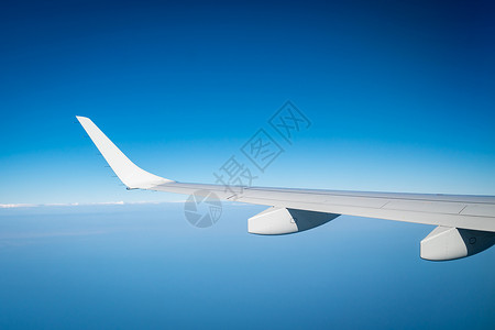 空中飞机在蓝天飞行 飞向白云上空 旅行 地球高清图片