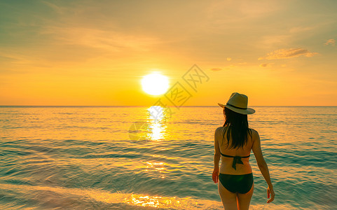 太阳帽子月光成年女子在热带海中与美丽的苏一起行走 健康 假期背景