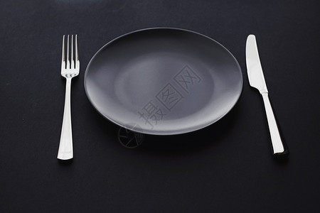 黑色背景的空板和银器 节日晚宴的优质餐桌餐具 最起码的设计和饮食 假期 菜肴背景图片