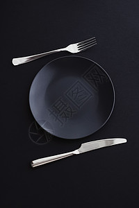 黑色背景的空板和银器 节日晚宴的优质餐桌餐具 最起码的设计和饮食 餐饮 奢华背景图片