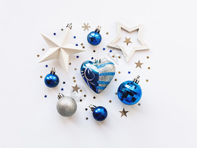 2020 年圣诞节和新年背景装饰 呈圆形 银色和蓝色的球 星星 五彩纸屑和心 白色的 平躺背景图片