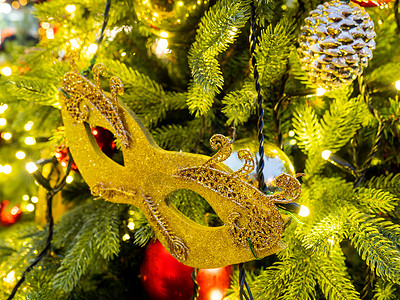 圣诞和新年装饰——金色的戏剧面具 圣诞树室外装饰背景图片