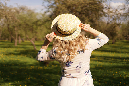 穿着草帽的女孩 背风景 特丽蒂的暑假或春装背景图片