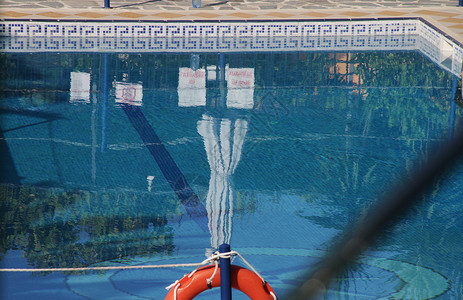 蓝色游泳池 热带气候 岛 小木屋 建筑学 无边泳池 装饰风格 海岸线背景图片