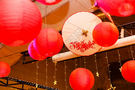 一把红白相间的雨伞 艺术 晚上 越南 灯 东方背景图片