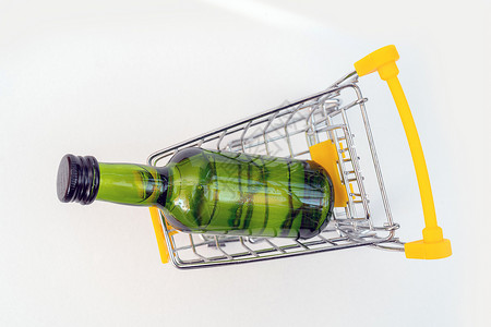 在商店卖酒 在超市车厢里买绿色瓶子 零售 商业背景图片