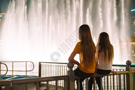 小女孩们在迪拜看传奇的歌唱喷泉表演 塔 旅游高清图片