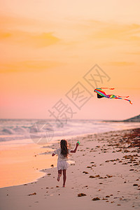 放风筝小姑娘小姑娘在海滩上放风筝 喝松松水 闲暇 航班 娱乐背景