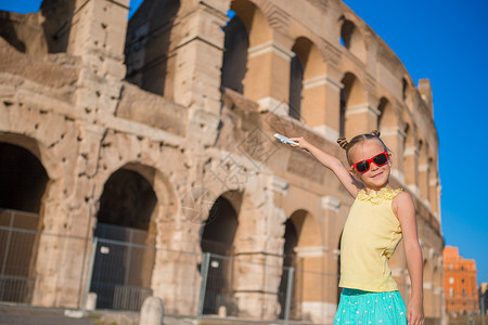 可爱的小女孩 在意大利罗马享受了大浩劫的乐趣背景高清图片