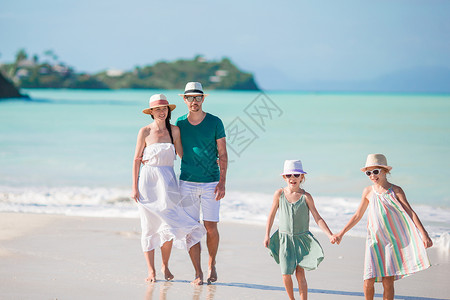 在海滩上幸福的美美家庭 夏天 海滨 海岸线 母亲图片